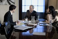 Ringer – Nachdem Olivia (Jaime Murray, r.) Henry (Kristoffer Polaha, l.) erpresst hat, erklärt er sich bereit, ihr seinen schwerreichen Schwiegervater Tim Arbogast (Gregory Harrison, M.) vorzustellen ...
