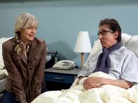 In aller Freundschaft – Norbert Rosteck (Rolf Zacher) schwört seiner Frau Helga (April Hailer), dass er nichts getrunken hat. Er kann sich seine schlechten Leberwerte nicht erklären. Helga glaubt ihm, denn sollte er lügen und doch heimlich trinken, würde sie sofort ihre Sachen packen und verschwinden.