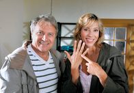 Der Winzerkönig – ARD DER WINZERK÷NIG III. Staffel, 13 neue Folgen, Folge 38 "Neue Wege"15 Uhr im Ersten. Der Weinh‰ndler Martin Strasser (Wolfram Berger, l.) und Johanna Stickler (Carin C. Tietze) kehren von ihrem Segeltˆrn als frisch verheiratetes Paar zur¸ck.