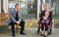 In aller Freundschaft – Dr. Rolf Kaminski (Udo Schenk) fühlt sich gegenüber seiner Patientin Ava Heise (Lara Feith) seit Jahren in der Schuld. Er hat das Gefühl nicht genug getan zu haben.