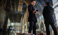 Elementary – Dank eines Mitarbeiters von Morland werden Holmes (Jonny Lee Miller) und Watson vor einer Bombenexplosion in ihrem Haus bewahrt. Kurz darauf entdeckt Holmes die Leiche des Bombenlegers in einer Kirche ...
