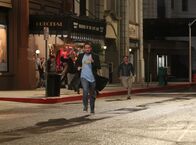 The Big Bang Theory – Nachdem Sheldon keine Karten mehr für die neue Version des Indiana Jones-Films "Jäger des verlorenen Schatzes" bekommen hat, klaut er die Filmrolle. Und schon ist eine aufgebrachte Menge, unter anderem auch Wil Wheaton (Wil Wheaton, vorne), hinter ihm her ...