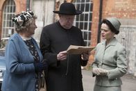 Father Brown – Mrs. McCarthy (Sorcha Cusack, l.), Father Brown (Mark Williams, M.) und Annabelle Marcel (Oona Kirsch, r.) sind schockiert. Father Brown hat seinen eigenen Todesschein erhalten.