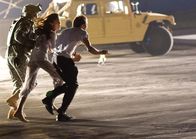 Cloverfield – Können Beth (Odette Yustman, M.) und Rob (Michael Stahl-David, r.) den Attacken des schier unsterblichen Monsters noch entkommen?