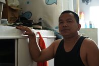 Überleben hinter Gittern (ZDFinfo) – Unter den Insassen hat er das Sagen: Lionel ist der "Bosyo" von Cebu City. Auch er ist ein Häftling, fungiert jedoch als Oberhaupt der Insassengemeinschaft.