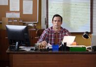 Death in Paradise – DI Neville Parker (Ralf Little) vertieft sich in den Obduktionsbericht des Opfers. Dabei stößt er auf rätselhafte Ungereimtheiten, die neue Fragen aufwerfen.