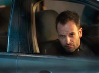 Elementary – Holmes (Jonny Lee Miller) muss die Wahrheit akzeptieren, dass Irene selbst Moriarty ist und ihn damals in London nur kennenlernen wollte, um zu sehen, wie gefährlich er ihr werden könnte ...
