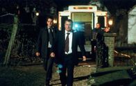 Inspector Barnaby – Inspector Barnaby (John Nettles, r.) und Sergeant Scott (John Hopkins, l.) sind betroffen über die Pogromstimmung im Dorf gegen die "Hexe", eine junge, engagierte Lehrerin.