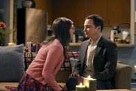 The Big Bang Theory – Sheldon (Jim Parsons, r.) und Amy (Mayim Bialik, l.).