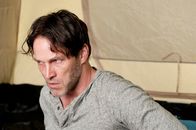 Jersey Devil – Richard Vineyard (Stephen Moyer) wird in den tiefen Wäldern immer mehr von Visionen geplagt.