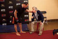 Das Schwergewicht – Als Musiklehrer Marty (Henry Winkler, r.) aufgrund von Einsparungen entlassen und der Musikunterricht gestrichen werden soll, heckt Scott Voss (Kevin James, l.) einen Plan aus. Als Mixed-Martial-Arts-Kämpfer will er genügend Geld eintreiben, um das Musikprogramm zu sichern ...