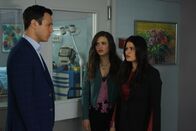 Charmed – (v.l.n.r.) Harry Greenwood (Rupert Evans); Maggie Vera (Sarah Jeffery); Mel Vera (Melonie Diaz)