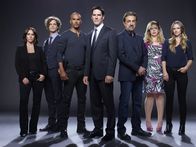 Criminal Minds – L-R: Kate Callahan (Jennifer Love Hewitt), Dr. Spencer Reid (Matthew Gray Gubler), Derek Morgan (Shemar Moore), Aaron Hotchner (Thomas Gibson), David Rossi (Joe Mantegna), Penelope Garcia (Kirsten Vangsness) und Jennifer "JJ" Jareau (A.J. Cook)