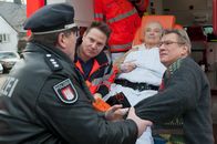 Notruf Hafenkante – Herr Burkhard (Michael Kind, r.) hat Angst, dass seine Mutter (Maria Mägdefrau, liegend) im EKH nicht richtig versorgt wird. Notarzt Haase (Fabian Harloff, 2.v.l.) und Hans (Bruno F. Apitz, l.) versuchen, ihn zu beruhigen.