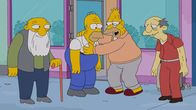 Die Simpsons – Weil Marge ein großes Herz hat, beherbergt sie nach der Schließung des Altersheims von Springfield nicht nur Grampa (2.v.r.), sondern auch Jasper (r.) und einen jüdischen Mitbewohner (l.), die ebenfalls keinen anderen Wohnsitz haben. Schon bald hat die ständige Anwesenheit von drei Senioren Auswirkungen auf Homers (2.v.l.) Lebenseinstellung ...