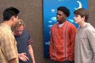 Fresh off the Boat – (v.l.n.r.) Eddie Huang (Hudson Yang); Walter (Prophet Bolden); Barefoot Dave (Evan Hannemann)