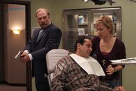 Monk – Natalie (Traylor Howard) und Capt. Stottlemeyer (Ted Levine, li.) befreien Monk (Tony Shalhoub) aus seiner misslichen Lage.