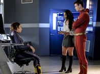 The Flash – (v.l.n.r.) Nora (Jessica Parker Kennedy); Iris (Candice Patton); Barry (Grant Gustin)