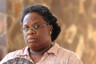 Death in Paradise – Edwina Bousquet (Cecilia Noble) war zur Zeit des Mordes im Wahllokal. Somit fällt sie unter den Kreis der Verdächtigen. Doch welches Motiv sollte Edwina gehabt haben, den Mann umzubringen?