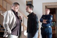 SOKO Kitzbühel – SOKO Kitzbühel Staffel 12 Folge 13 Am Tatort: Christine Klein als Dr. Haller, Ferry Oellinger als Kroisleitner, Eva Lorenzo als Maria Fuentes-Calderon Copyright: SRF/ORF