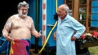 Löwenzahn Classics – Komplett eingeseift taucht Nachbar Paschulke (Helmut Krauss, l.) in Peters Garten auf. Ihm wurde das Wasser abgeschaltet, jetzt muss er dringend bei Peter (Peter Lustig, r.) duschen.