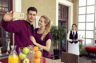 Sturm der Liebe – Romy (Désirée von Delft, r.) glaubt, Paul (Sandro Kirtzel, l.) bei einem Flirt mit Vivian (Anina Haghani, M.) zu erwischen.