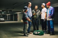 neoriginal: Blockbustaz – Hardy (Sascha Reimann, r.), Sol (Eko Fresh, 2.v.r.), Volkan (Kida Khodr Ramadan, M.), Ronald (Andreas Hoppe, 2.v.l.), Deniz (Levin AllIn, l.)