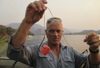 Fluss-Monster – Close up shot of Jeremy Wade baiting up with red soap near Luangwa, Zambezi River, Zambia.