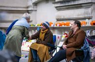 Prisoner 951 – Als Richard (Joseph Fiennes, Mi.) erkennt, dass Nazanin nicht freikommt, solang Großbritannien seine Schulden nicht begleicht, tritt er in Hungerstreik – unterstützt von seinem treuen Freund Oliver (Sam Troughton, re.).