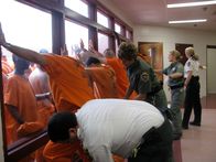 Lockdown – Lockdown blickt hinter die Mauern des Hillsborough County Jail in Florida mit knapp 4000 Häftlingen und seinem Gefängnispersonal, das ständigen hinterhältigen Angriffen der gefährlichen Insassen ausgeliefert ist ...