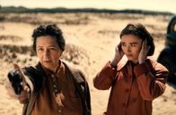 Die Spaltung der Welt – Golda Meir (Delia Mayer, l.) und ihre Tochter bei Schießübungen in der Wüste