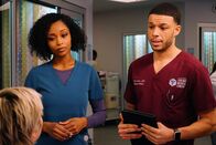 Chicago Med – Gemeinsam überbringen sie schlechte Nachrichten: Yaya DaCosta als April Sexton, Roland Buck III als Noah Sexton
