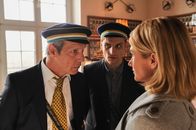 SOKO Stuttgart – Zwei Generationen einer Burschenschaft: Dieter Häberle (Thomas Bestvater, l.) und Simon Rieger (Nico Ehrenteit, M.) befinden sich in einer Auseinandersetzung mit Martina Seiffert (Astrid M. Fünderich, r.). Allem Anschein nach haben sie kein gesteigertes Interesse zur Aufklärung des Falles beizutragen. Da stoßen sie aber Frau Martina Seiffert auf Granit.