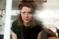 Polizeiruf 110 – Leonie (Katharina Stark) bedient Giulia im Frisörladen.