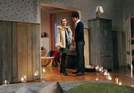 Sturm der Liebe – ARD STURM DER LIEBE FOLGE 1492 Uhr im ERSTEN. Moritz (Daniel Fünffrock, r.) führt Theresa (Ines Lutz, l.) ins Schlafzimmer, um ihr seine Überraschung zu zeigen.