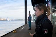 Notruf Hafenkante – Franzi (Rhea Harder, r.) wartet auf ihre Verstärkung, bevor sie dem flüchtigen Taschendieb (Eike Weinreich, l.) zu erkennen gibt, dass sie ihn sucht.