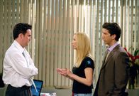 Friends – (v.l.n.r.) Chandler Bing (Matthew Perry); Phoebe Buffay (Lisa Kudrow); Ross Geller (David Schwimmer)