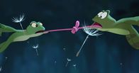 Küss den Frosch – Plötzlich Frosch zu sein ist gar nicht so einfach, doch Tiana (li.) und Naveen müssen sich trotz Widrigkeiten und Meinungsverschiedenheiten zusammenraufen.