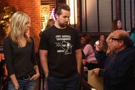 It's Always Sunny in Philadelphia – v.li.: Dee Reynolds (Kaitlin Olson), Mac (Rob McElhenney), Frank Reynolds (Danny DeVito)