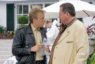 Die Rosenheim-Cops – Michael Mohr (Max Müller, l.) erfährt von Rosenheim-Cop Korbinian Hofer (Joseph Hannesschläger), dass seine Idee, der Tote sei einfach ertrunken, aus verschiedenen Gründen nicht stimmen kann.