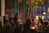 Normal People – Auch auf der Arbeit im Café ist Connell (Paul Mescal, 3.v.l.) allein mit seinen Gedanken. Ihn überkommt die Sehnsucht nach einer ganz bestimmten Person.