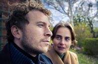 Der Schimmelreiter – Umsichtig und klug gelingt es Elke (Olga von Luckwald), Hauke (Max Hubacher) bei seinen Mitmenschen und in der Politik Gehör zu verschaffen.