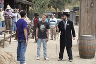 The Goldbergs – v.li.: Troy Gentile (Barry Goldberg), Sean Giambrone (Adam Goldberg), Erik Weiner (Sheriff).