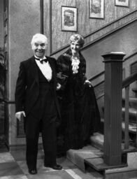 Dinner for One oder Der neunzigste Geburtstag – Freddie Frinton als Diener James und May Warden als alleinspeisende alte Dame Miss Sophie.