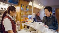 Am Puls – Dunja Hayali im Gespräch mit Bahn-Bistro-Mitarbeiterin Lancy Saro, die berichtet, dass sie viel Unmut von Bahnkunden abbekommt. (Berlin)
