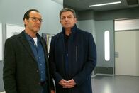 Der Bergdoktor – Obwohl ihn seine Frau verlassen hat, fühlt sich Gerry Aichinger (Joachim Raaf, l.) ihr gegenüber verpflichtet. Doch damit riskiert er sein neues Glück. Er sucht Rat bei Dr. Martin Gruber (Hans Sigl).