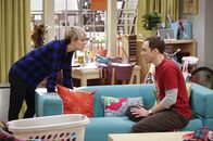The Big Bang Theory – Sind sich nicht immer einig: Sheldon (Jim Parsons, r.) und Penny (Kaley Cuoco, l.) ...