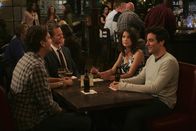 How I Met Your Mother – Sind sich über die Taktik "Nackter Mann" nicht ganz einig: Ted (Josh Radnor, r.), Marshall (Jason Segel, l.), Barney (Neil Patrick Harris, 2.v.l.) und Robin (Cobie Smulders, 2.v.r.) ...