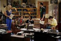 The Big Bang Theory – Während sich Leonard (Johnny Galecki, 2.v.l.), Rajesh (Kunal Nayyar, M.) und Howard (Simon Helberg, r.) auf die Autogrammstunde mit Stan Lee freuen, macht Sheldon (Jim Parsons, 2.v.r.) Penny (Kaley Cuoco, l.) Vorwürfe, da er ihretwegen eine rote Ampel überfahren und jetzt eine Vorladung vor Gericht hat ...