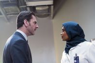 Blindspot – Matthew Weitz (Aaron Abrams, l.); Afreen (Ami Sheth, r.)